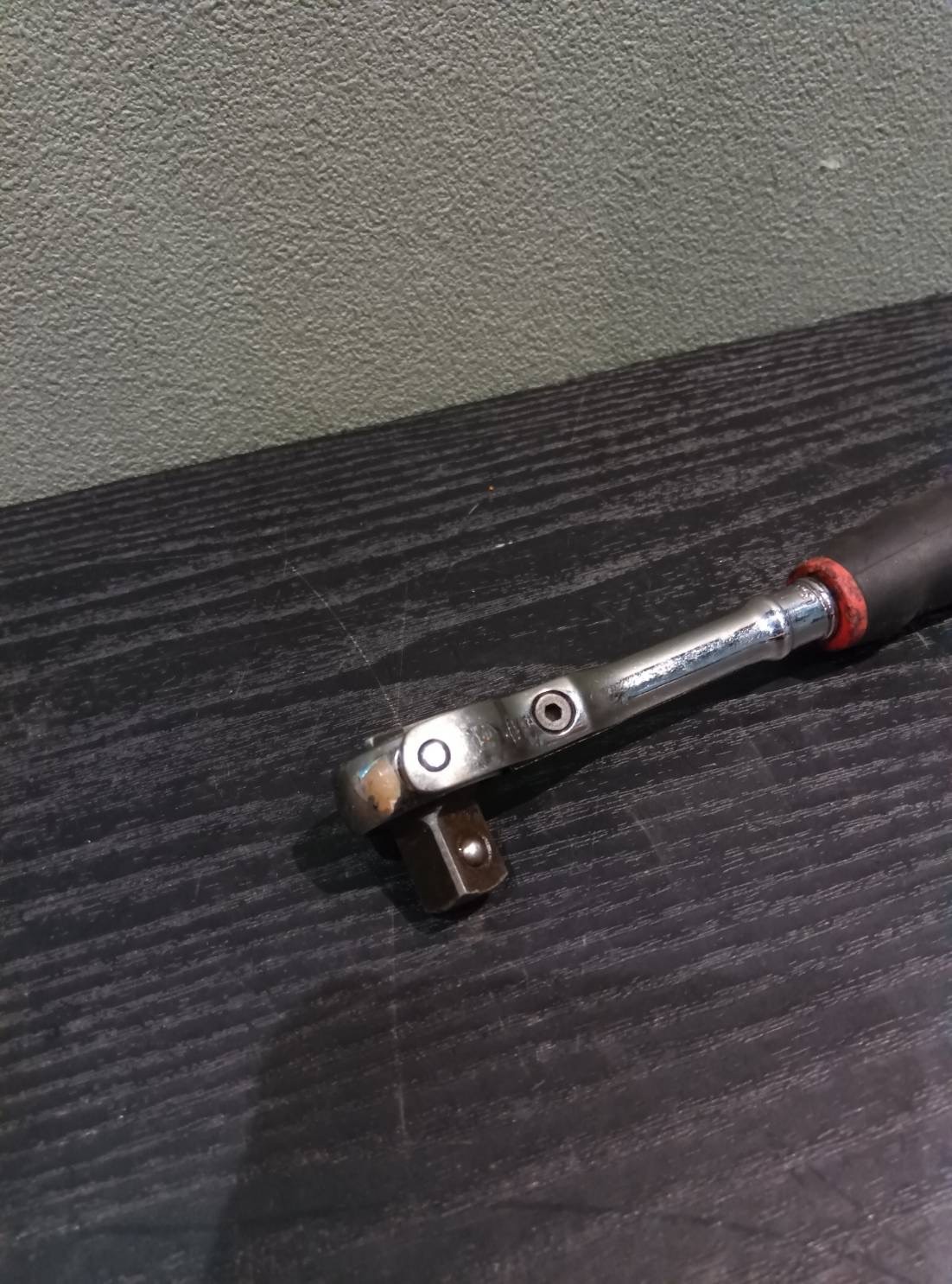 Snap On fhcnf72 3/8” compact round head soft grip swivel ratchet Red