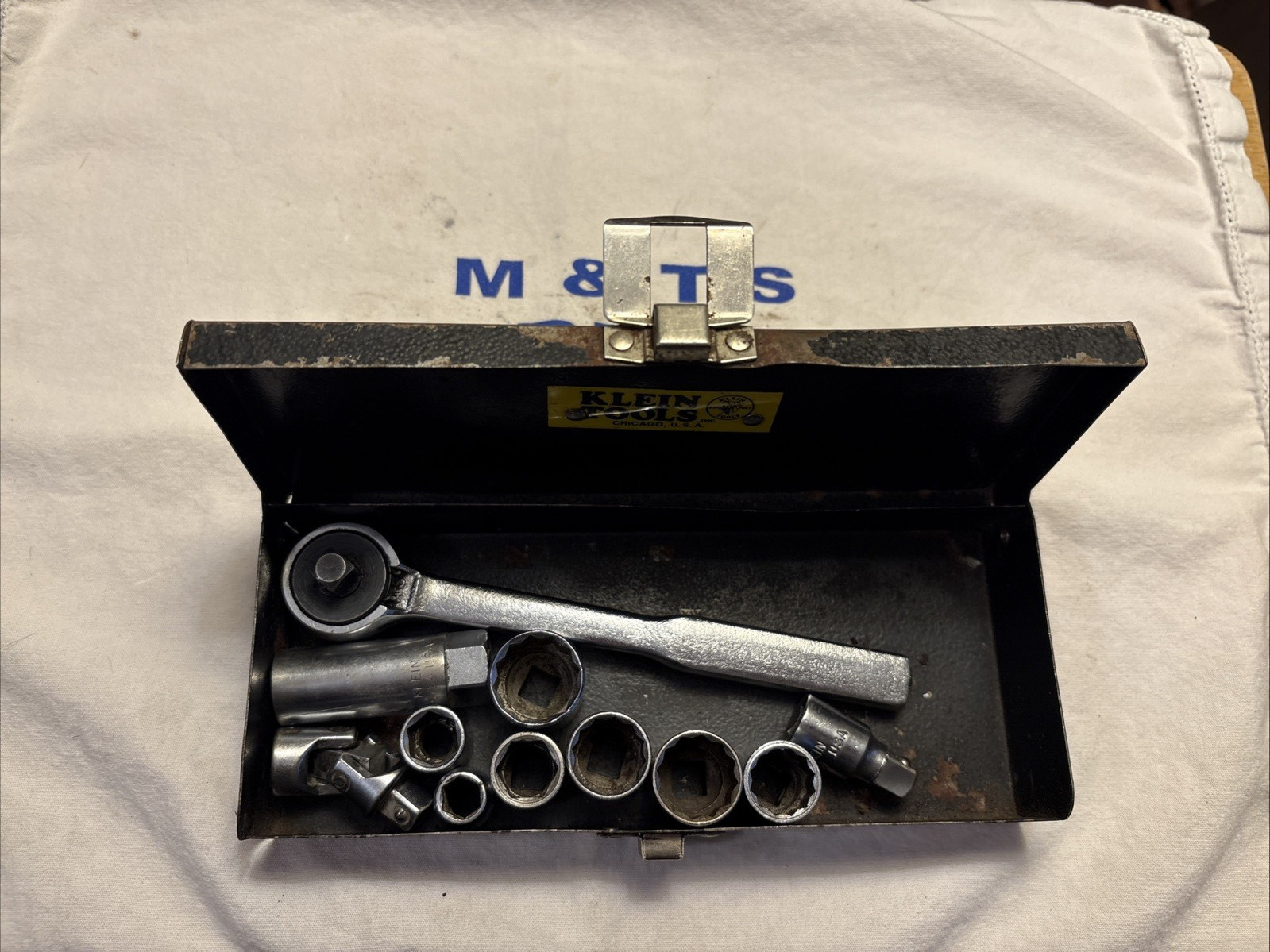 Klein Tools USA 3/8″ Drive 11pc Socket Set w/ Ratchet, Swivel, Metal Box