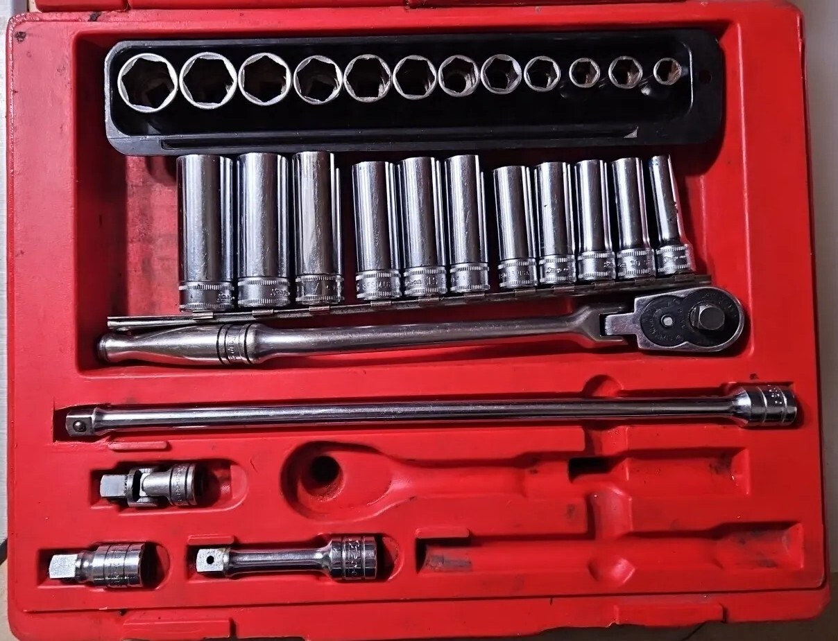 Snap-on Tools 28 pc 3/8″ Drive 6-pt Metric Socket Set w/Flex Ratchet, Extensions