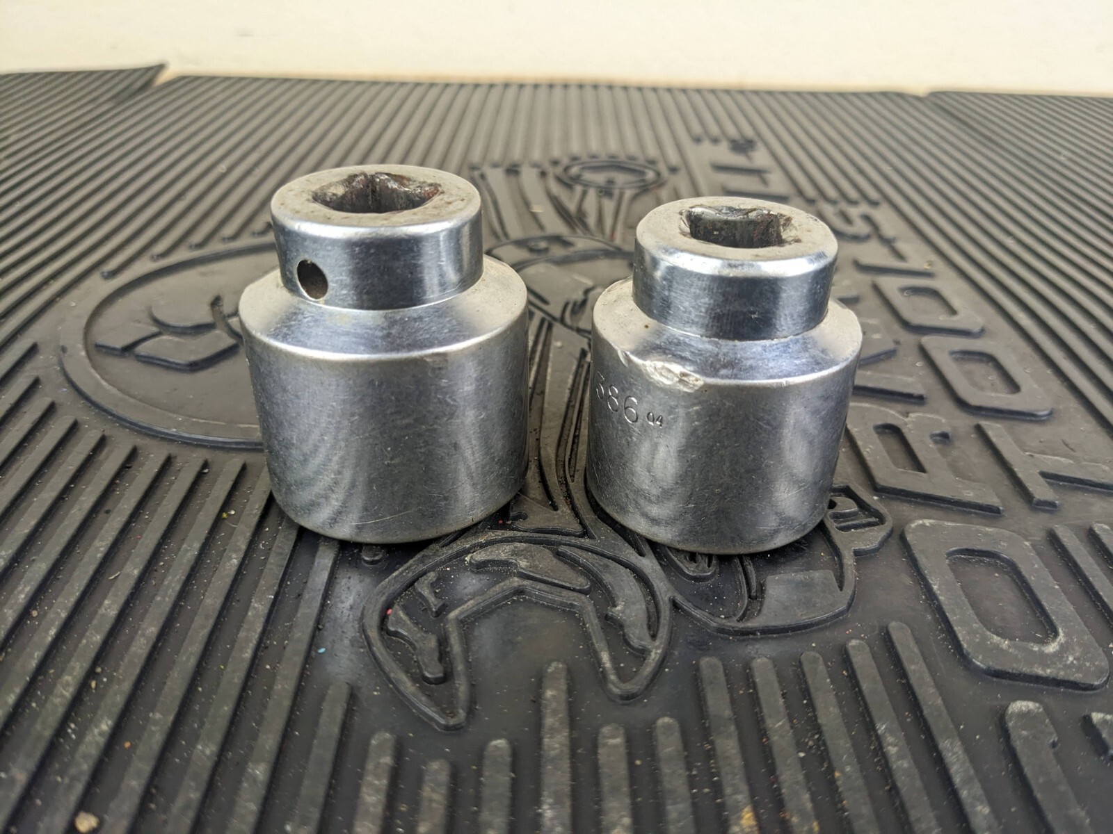 #ay557 Mac Tools V406 V386 1/2″ Drive 1-1/4″ and 1-3/16″ Chrome 6 Point Sockets