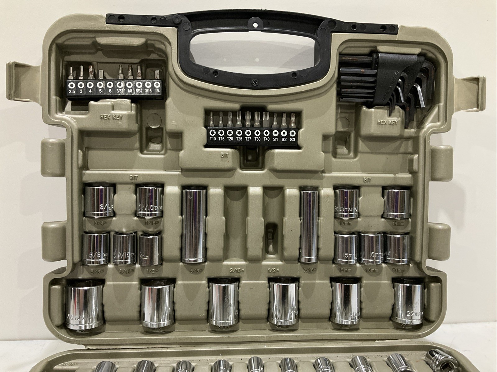 DR SOCKET JZ0028TA SET 1/4 IN, 3/8 IN, AND 1/2 IN 116 PIECE – INCOMPLETE SET