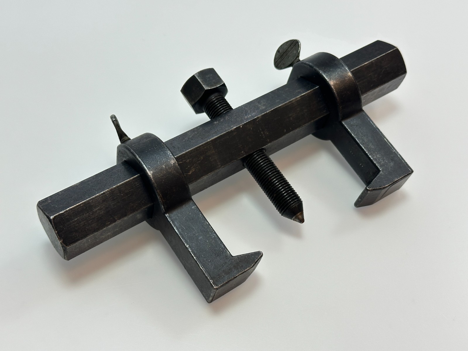 Heavy-duty Hex Yoke Adjustable Jaw Puller 8″ Wide by 3″ Jaw Depth, Pointed Screw